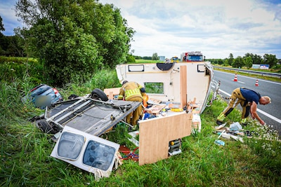 Vlieg wegslaan heeft grote gevolgen: vlak voor de camping wordt caravan verwoest bij ongeluk