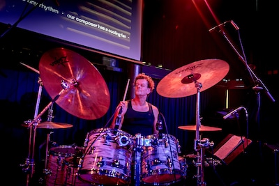 Hans liet 200 nummers door AI maken, pikte er 20 uit en speelt die nu live met zijn band