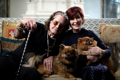 Sharon Osbourne geraakt door lieve berichten na overlijden Ozzy: ‘Heeft veel nachten helpen doorkomen’