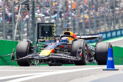 LIVE Formule 1 | Chaotische start in Brazilië, Verstappen heeft pech en moet al snel naar binnen na lekke band