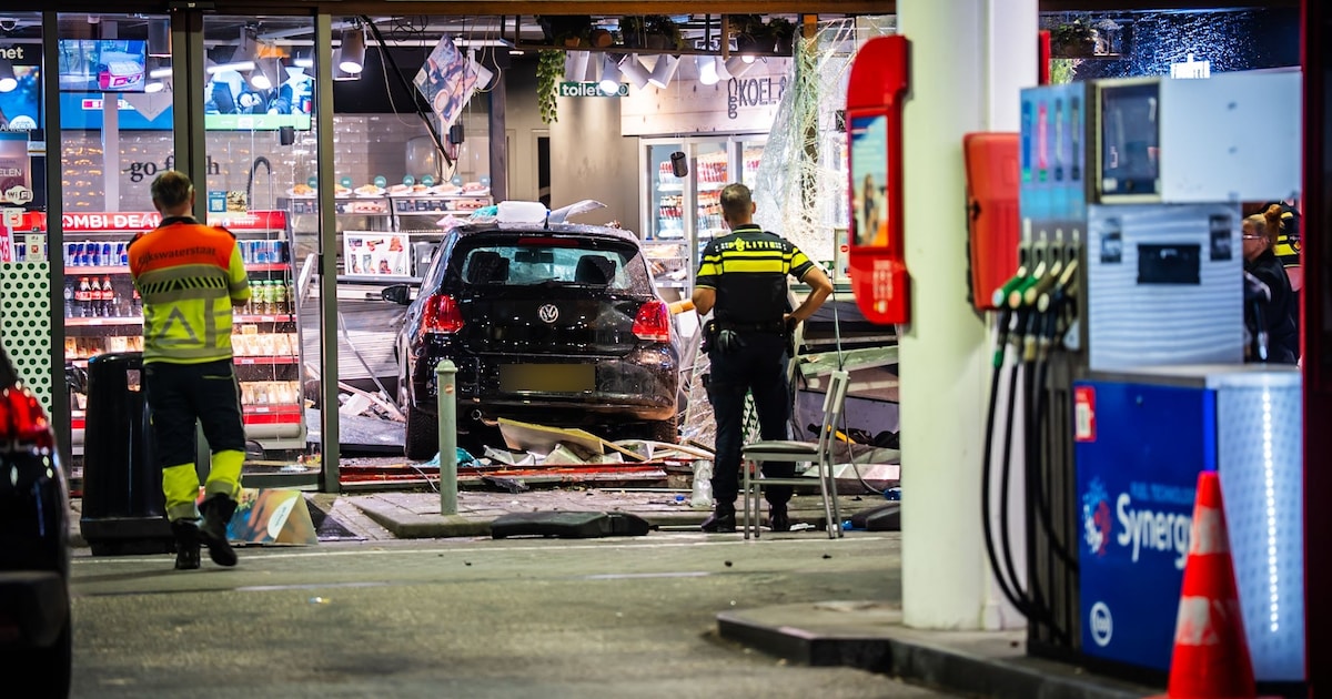 Enorme ravage: auto rijdt ineens tankstation langs A50 binnen