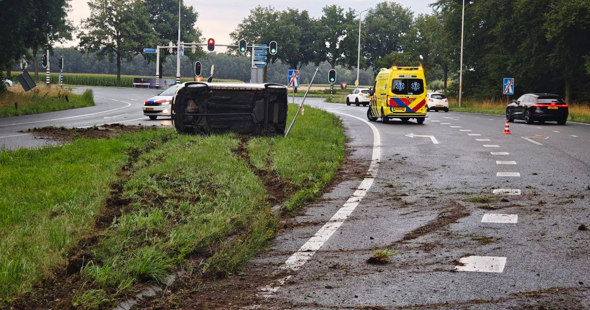Auto belandt op zijkant na ongeluk op A18 bij Varsseveld.