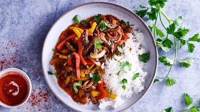 Wat Eten We Vandaag: Snelle paprikastoof met runderreepjes en rijst