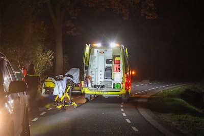 Brommerrijder hard ten val in bocht en met spoed naar ziekenhuis gebracht
