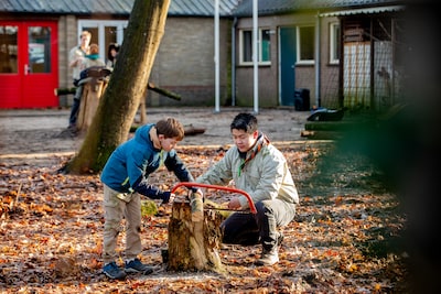 Hakbijlen, kampvuur en paniek om sluiting; scouting zoekt tien helden met als bonus friet