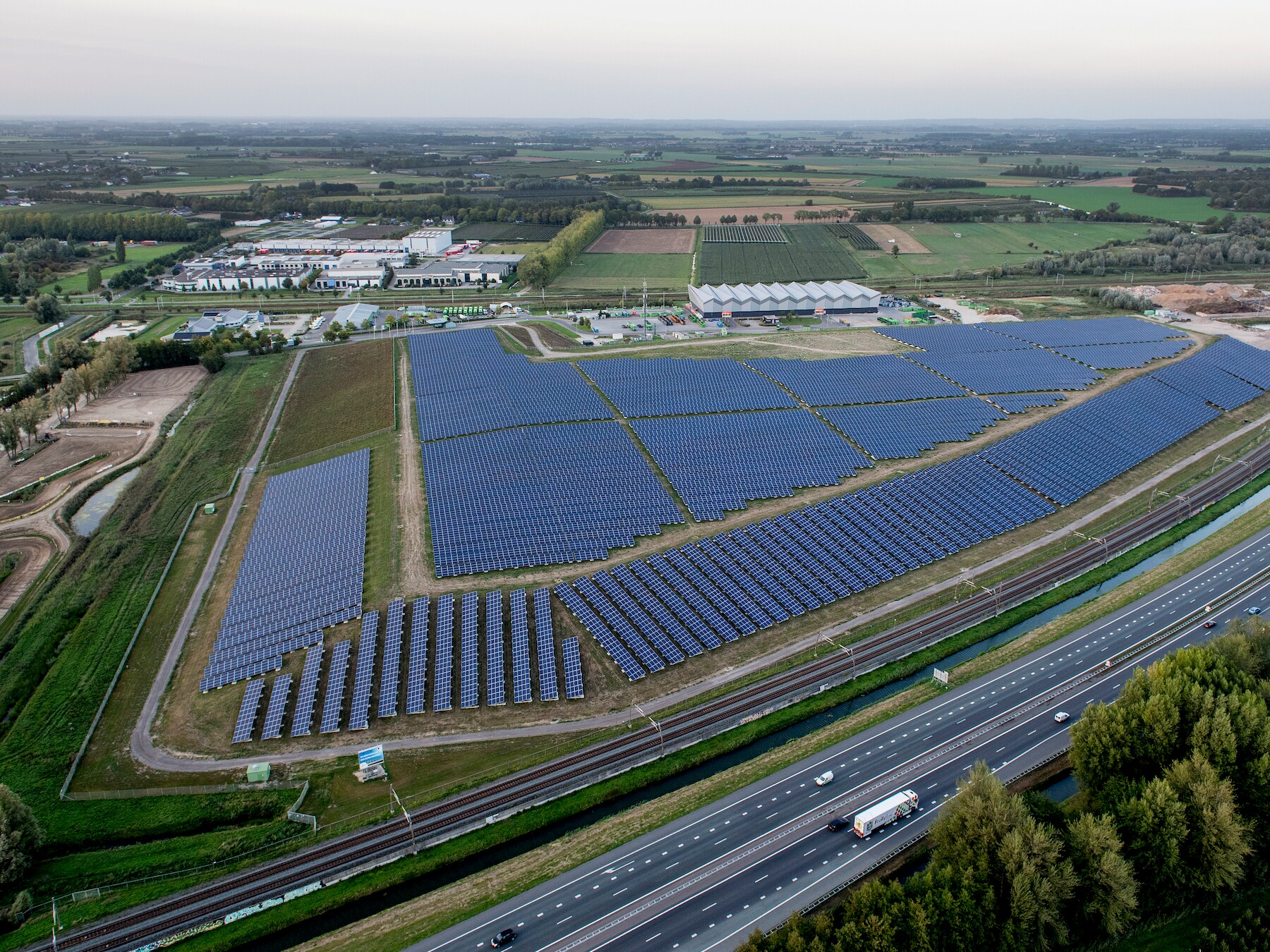 Zonnepark op de oude stortplaats van AVRI bij Tiel, langs de A15