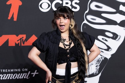 Messy-zangeres Lola Young keert terug op podium na maanden afwezigheid wegens gezondheid