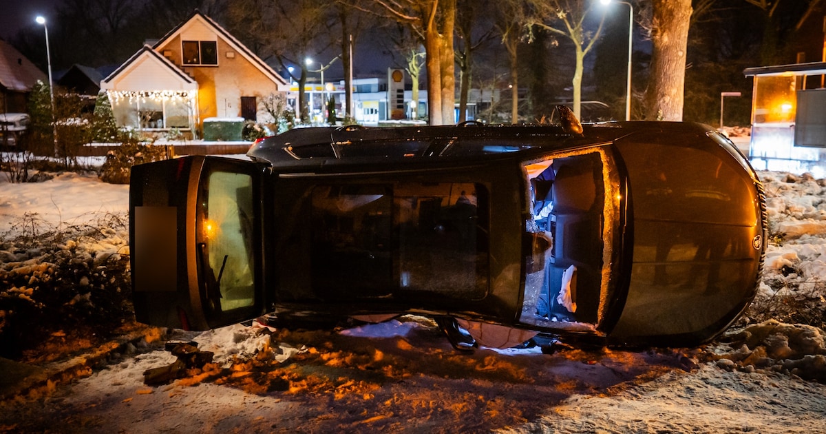 Automobilist gecrasht en over de kop geslagen, mogelijk na politieachtervolging
