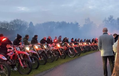 Indrukwekkend (en luidruchtig) afscheid van motorcrosser Martin (42)