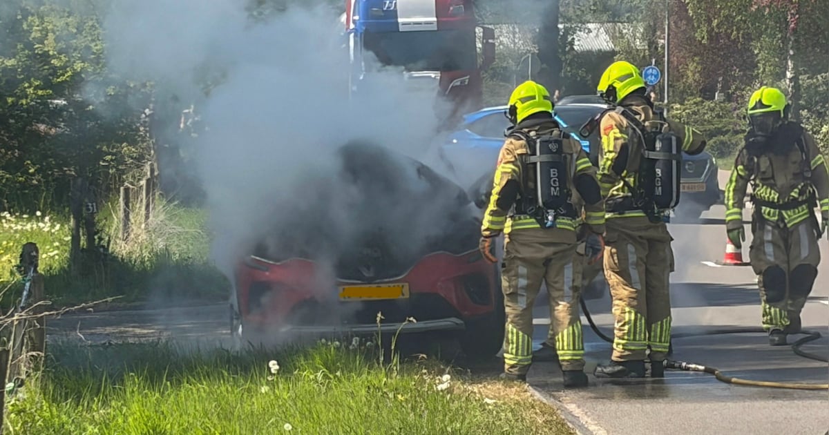 Auto in brand in Wekerom: bestuurder en passagier ongedeerd