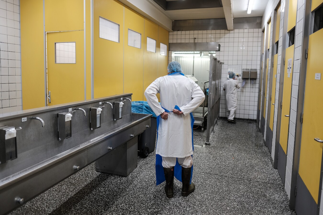 Werknemers van Compaxo in Zevenaar maken zich klaar om aan het werk te gaan. Archieffoto.