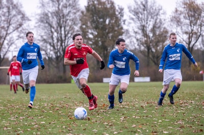 Coach van vijfdeklasser maakt spelers in de rust wakker met blik en veger • Held van Volharding poet