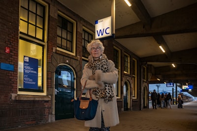 Hoge nood en geen wc in de buurt, meldpunt moet mensen als Inga (79) helpen: ‘Ik kon wel huilen’