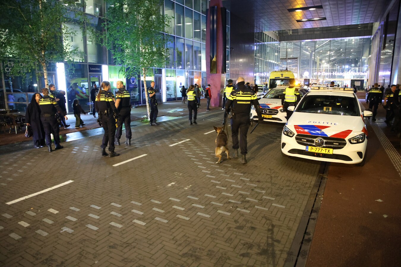 Omstanders hinderen hulpverleners bij onwelwording, agenten gebruiken ...