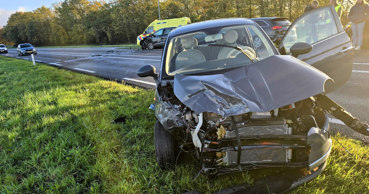 Frontale botsing op N233 zorgt voor file bij Lienden.