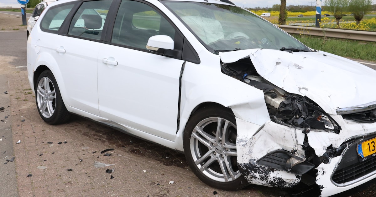 Auto's botsen bij afrit A15 in Dodewaard