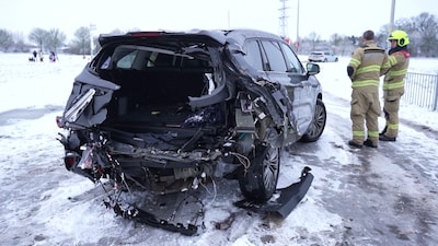 KIJK | Auto glijdt door slagbomen en wordt geraakt door trein