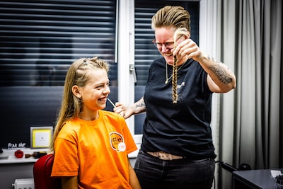 Drie jaar lang liet Sep (12) zijn haar groeien, nu is het zover en gaat de schaar erin: ‘Zat constant in de klit’