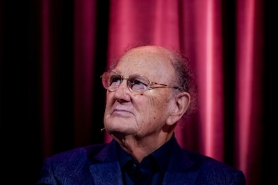 Joop van den Ende bekritiseert troonrede met advertentie in krant