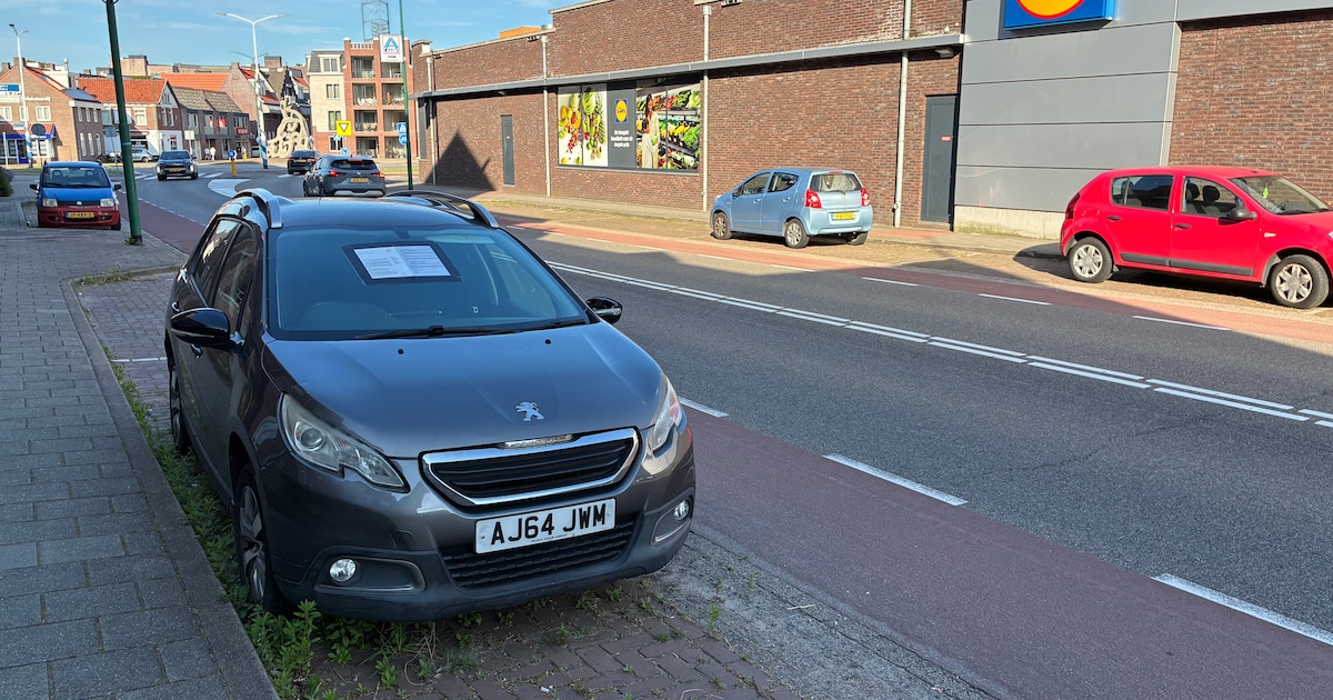 Britse auto verlaten naast Boxmeerse Lidl: buurtbewoner Sjef ziet één voordeel