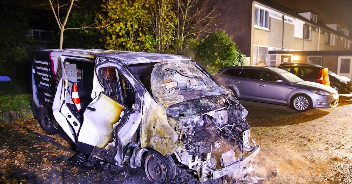 Bestelbus gaat in vlammen op in Apeldoorn