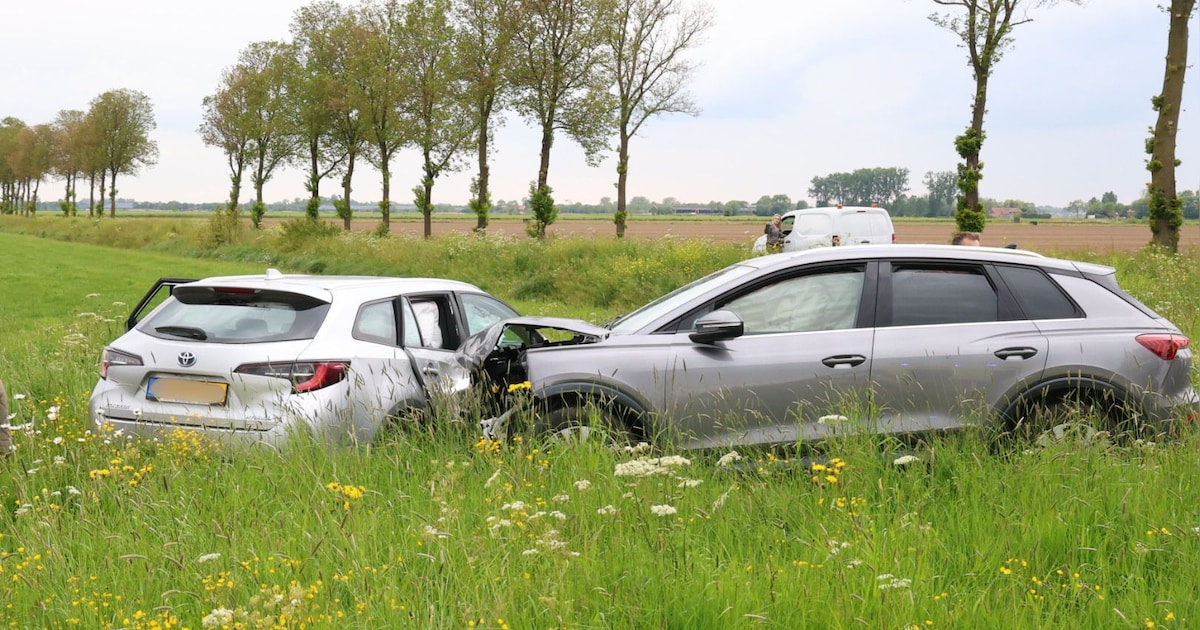 Auto's belanden in weiland langs de Wamelseweg in Alphen na botsing