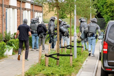 Grote politie-inzet bij invallen in twee flats in Tiel: meerdere aanhoudingen