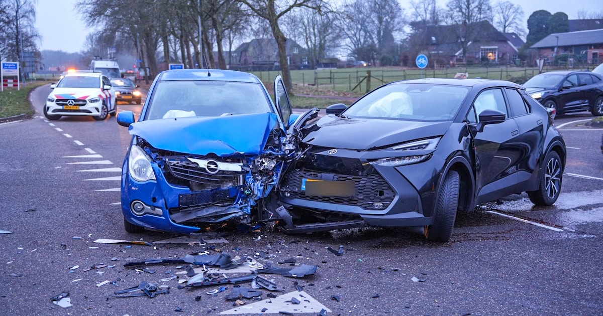Auto's in de kreukels na harde botsing in Angerlo