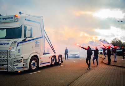 Plotseling overleden Bas (26) laat vriendin en kinderen achter, Vitesse-fans zamelen geld in voor ge