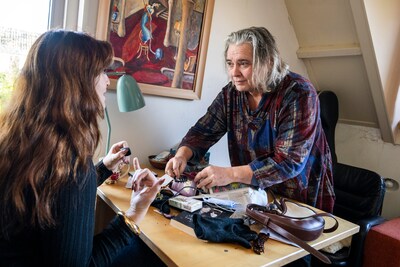 Duizend pennen, vieze lepels en een tampon: de tassenlezer van Randwijk legt Diura’s ziel bloot