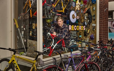 Valdis (35) gaf alles op voor zijn droom, zelfs zijn relatie: ‘Deze winkel is alles voor mij’