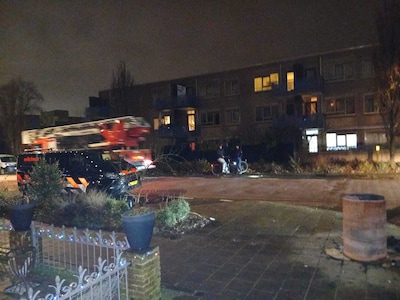 Branden en onrust in Floradorp na verbod op vreugdevuur, ME naar Amsterdamse wijk geroepen