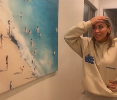Gezin in VS loopt Airbnb-woning binnen en ontdekt oude foto van zichzelf aan de muur