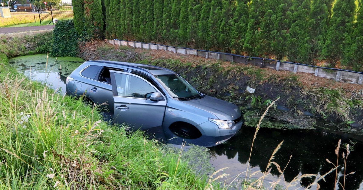 Auto te water langs Vogelenzangseweg in Lienden