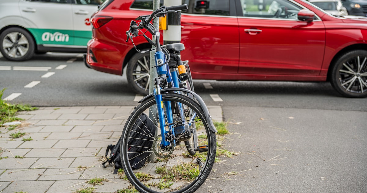 Fietser en auto botsen op een rotonde in Duiven