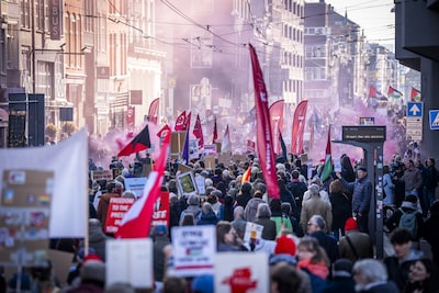 Duizenden bij demonstratie tegen racisme en fascisme in Amsterdam: ‘Geen mens is illegaal’