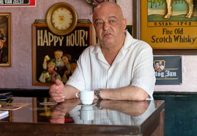 Cafébaas Feri (59) werd plots vastgezet omdat hij het land uit moet: ‘Ik woon hier al 55 jaar’