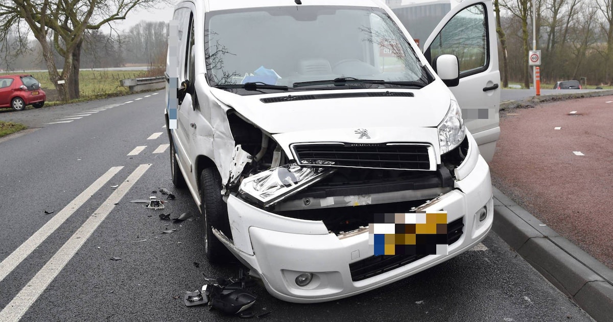 Chauffeur gewond en busje beschadigd door botsing met vrachtwagen bij Brakel