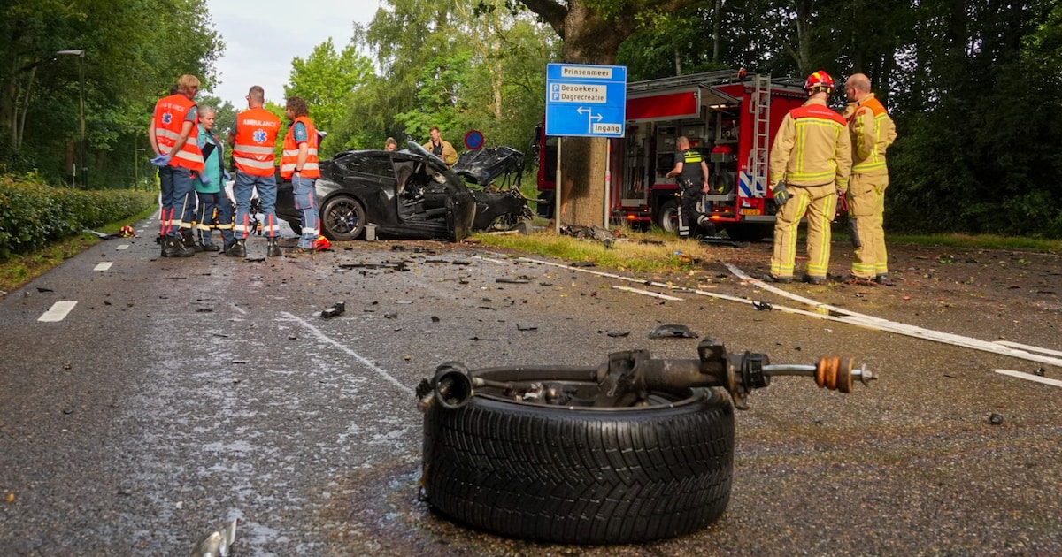 Automobilist overleden na botsing tegen boom, weg zit dicht.