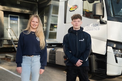 Jonge vrachtwagenchauffeurs zijn schaars, Bibi (17) en Thomas (16) kiezen bewust voor het vak: ‘Het ene oor in, het andere uit’