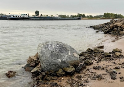 Steenhouwer hakt droogte-waarschuwing in kei van 200 kilo, vier dagen later slokt de Rijn hem alweer op