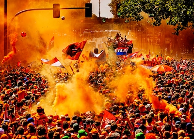 Mensenrechtenclubs slaan alarm: ‘Oranjefan die WK bezoekt, kan bij grens worden geweigerd om kritische Trump-tweets’