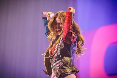 Roxy Dekker haalt bekende vrienden op podium tijdens eerste Afas Live-show