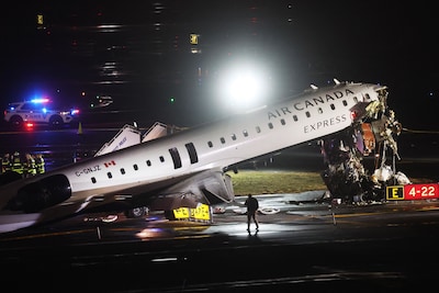 ‘Ik heb het verpest’: audio laat fataal moment horen waarop vliegtuig met brandweerwagen botst in New York