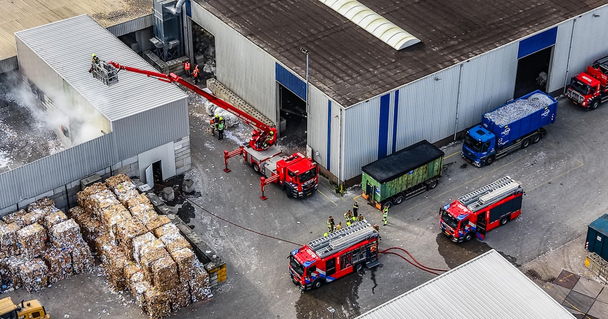 Brand bij PreZero in Weurt, brandweer zet meerdere blusvoertuigen in