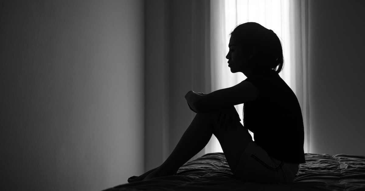 Vrouw slaapt zoals wel vaker bij goede vriend, tot ze wakker wordt en beseft dat het fout is