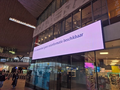 Grote storing bij NS: borden op stations werken niet, problemen met in- en uitchecken