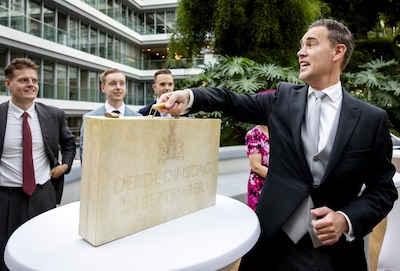 LIVE Prinsjesdag | Minister Heinen toont koffertje met miljoenennota, publiek verzamelt zich rond route rijtoer