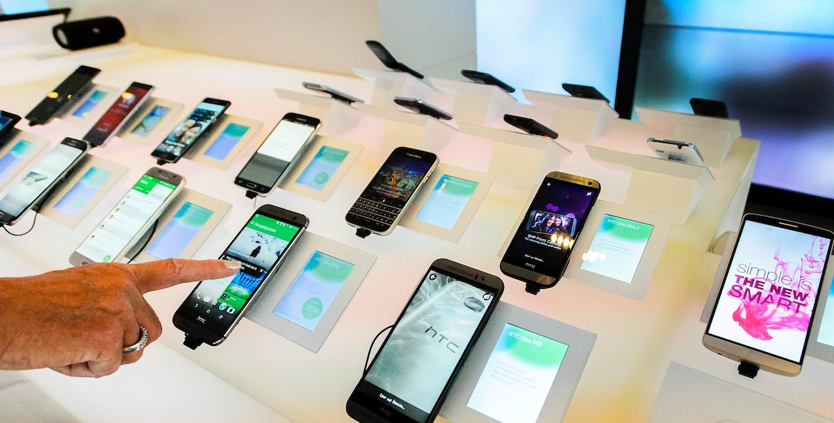 Splinternieuwe telefoons. Maar er worden ook wel eens tweedehands exemplaren aangeboden en verkocht.