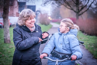 Jill (14) kan lastig vrienden maken, maar vond een vriendin in Wilma (62): ‘Vaak gieren we van het lachen’